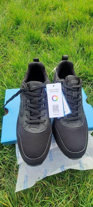 Фірмові кросівкі