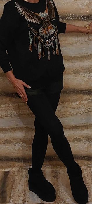 Przepiękna bluza bogato zdobiona brylancikami z motywem ptaka