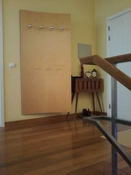 Bengaleiro de parede com prateleiras – bom estado