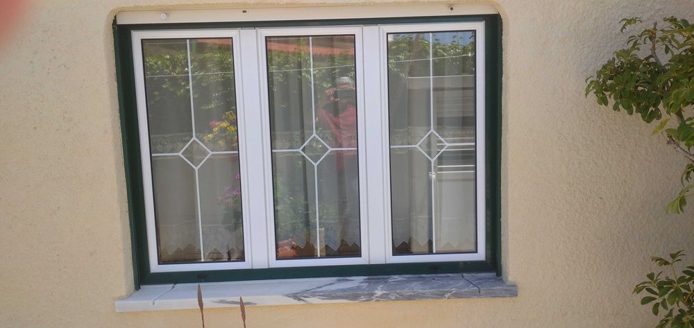 Portadas e janelas de aluminio lacado em branco em óptimo estado
