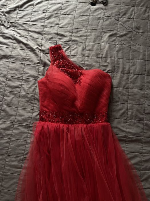 Червона сукня. На випускний. Або важливу подію.
