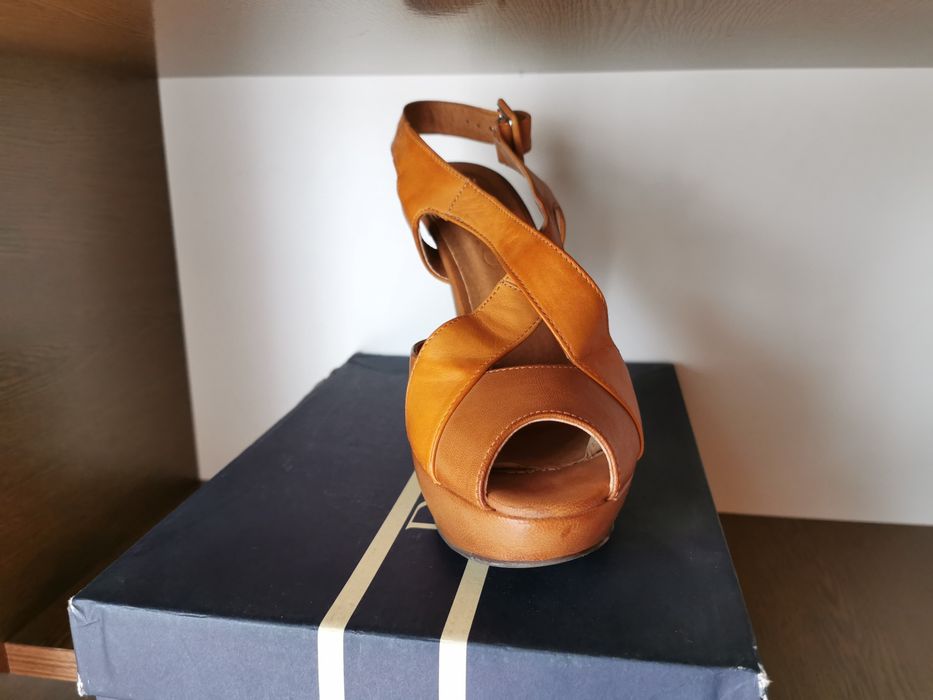 Buty skórzane Ryłko na koturnie z obcasem
