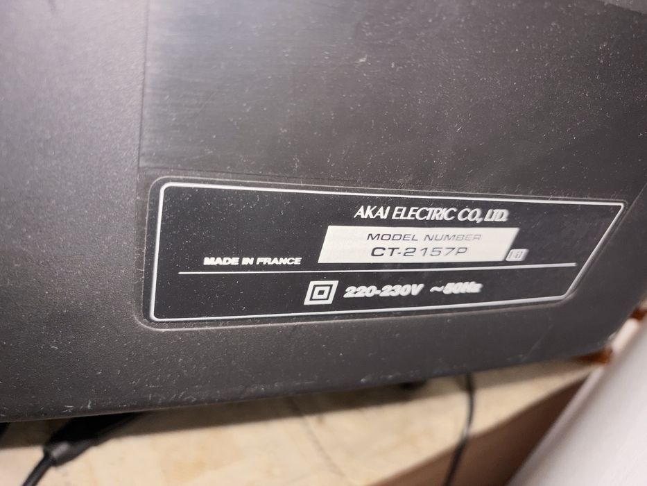 Televisão AKAI com comando