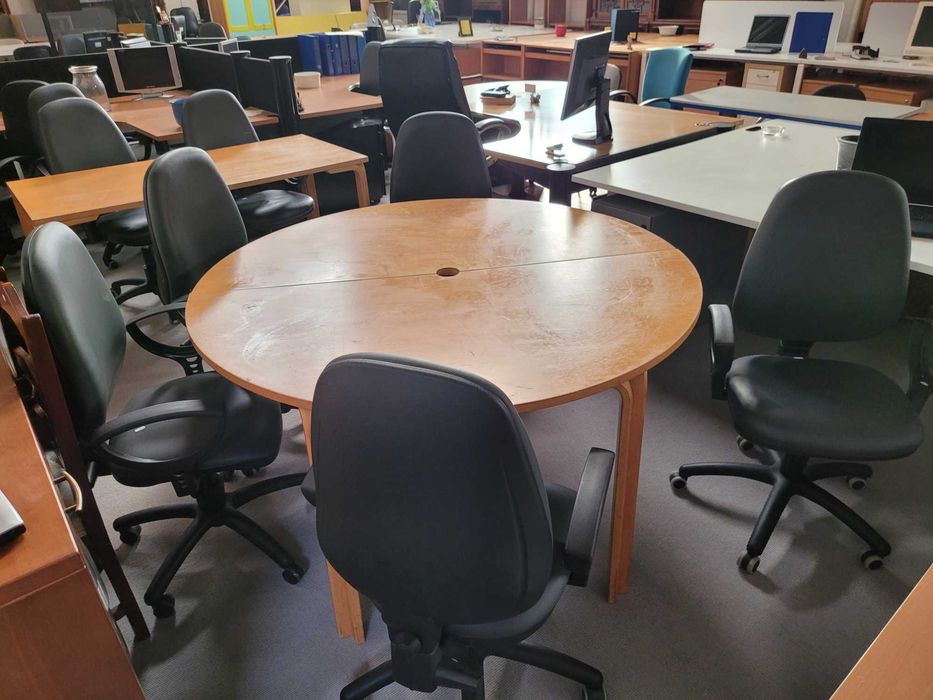 Mesa de reunião em madeira - Bom estado geral, apenas umas