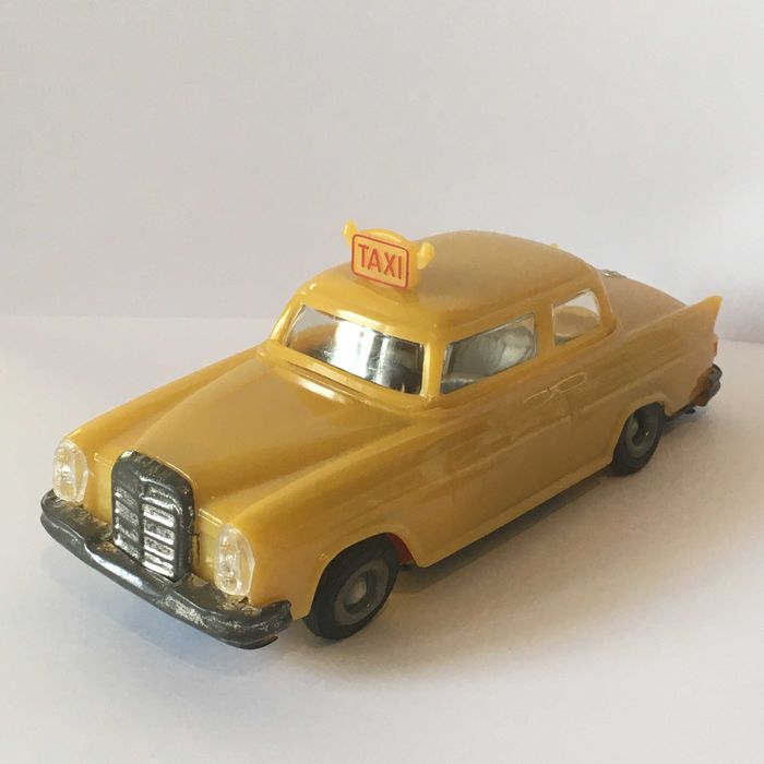Brinquedo miniatura TAXI AMARELO COM FRICÇÃO, PE-PE BRINQUEDOS