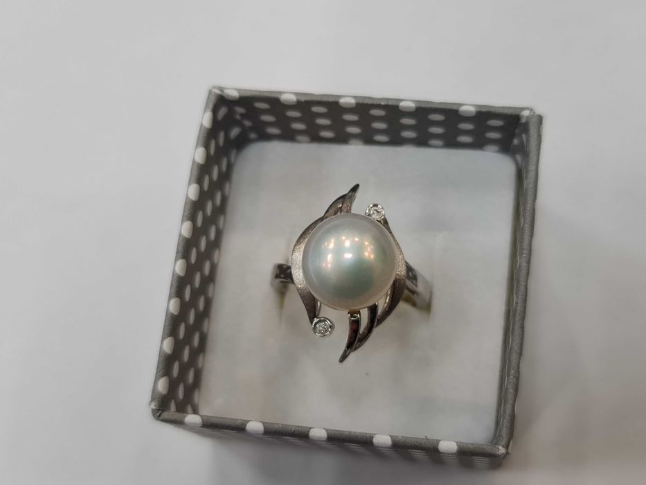 Złoty pierścionek/ 750/ Perła Akoya/ Brylanty/ 6.26 gram/ R14/ Wycena