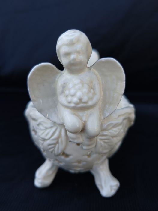 Ceramiczna ażurowa patera z cherubinami