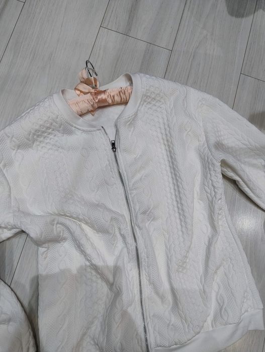 Biała kurteczka nowa