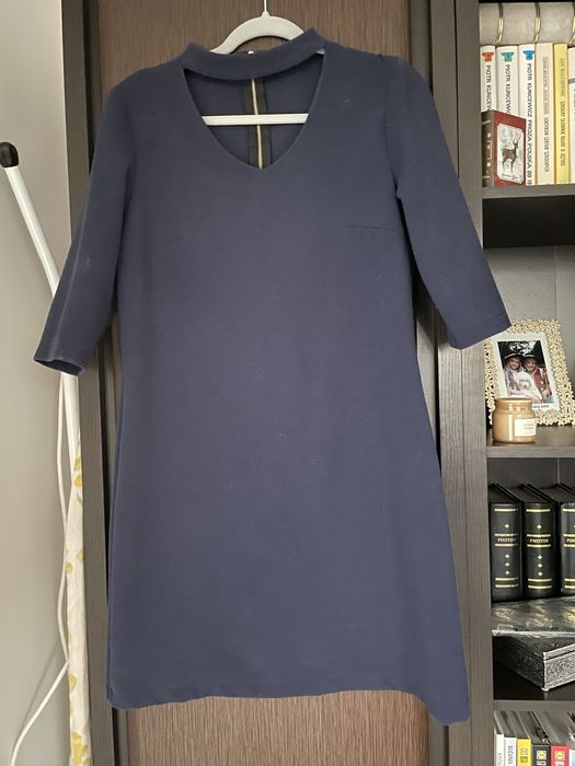 Sukienka w kolorze granatu.