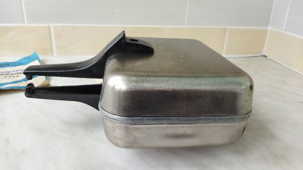 Вафельниця електрична