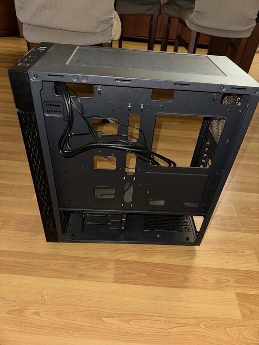 Caixa Gigabyte Mid-Tower C200 Preta