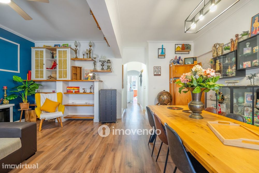Apartamento T3+1 com áreas amplas e cozinha equipada, no Lumiar