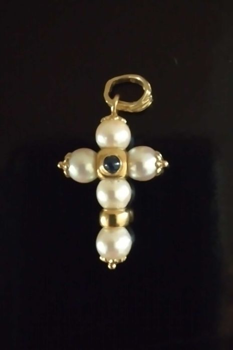 Pingente cruz perolas, ouro e safira.