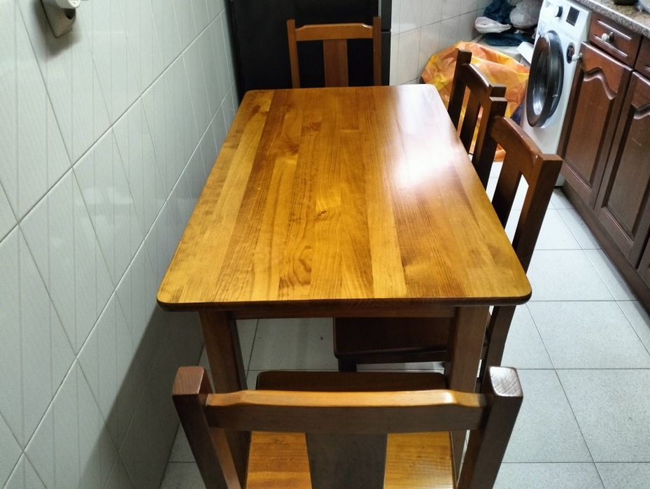 Mesa de madeira com 4 cadeiras