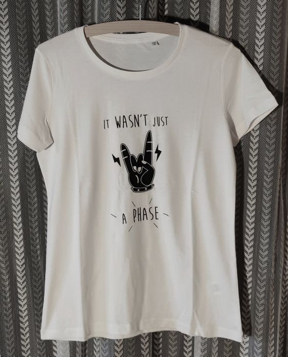 T-shirts  "Não Era Apenas Uma Fase" brancas mulher