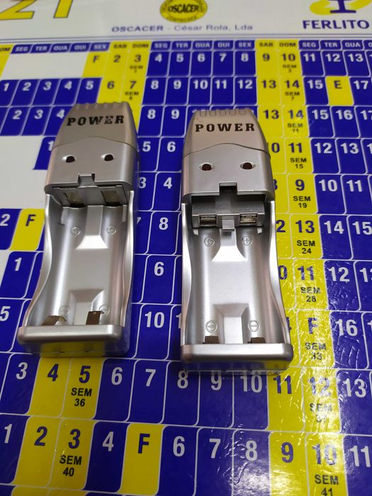 Carregador pilhas portátil USB AA e AAA