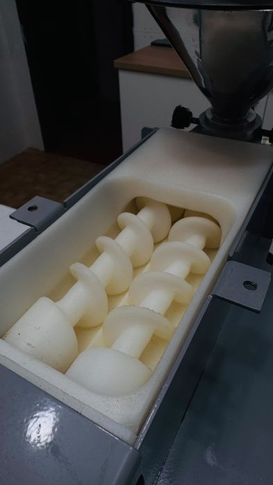 Máquina de salgados com diversos acessórios