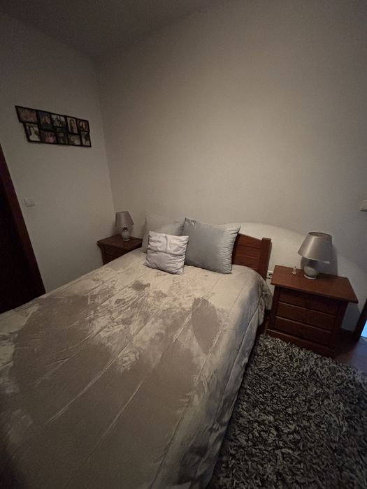 Cama e mesinhas de cabeceira