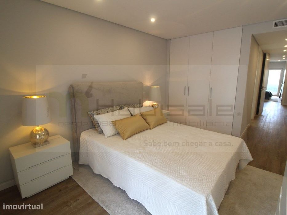 T3 Excelentes Acabamentos com Box Perto da Praia de Carcavelos