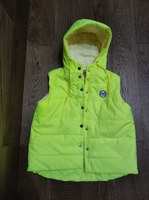 Яскрава дитяча жилетка для дівчинки на вік  7-10 років зріст 116-134