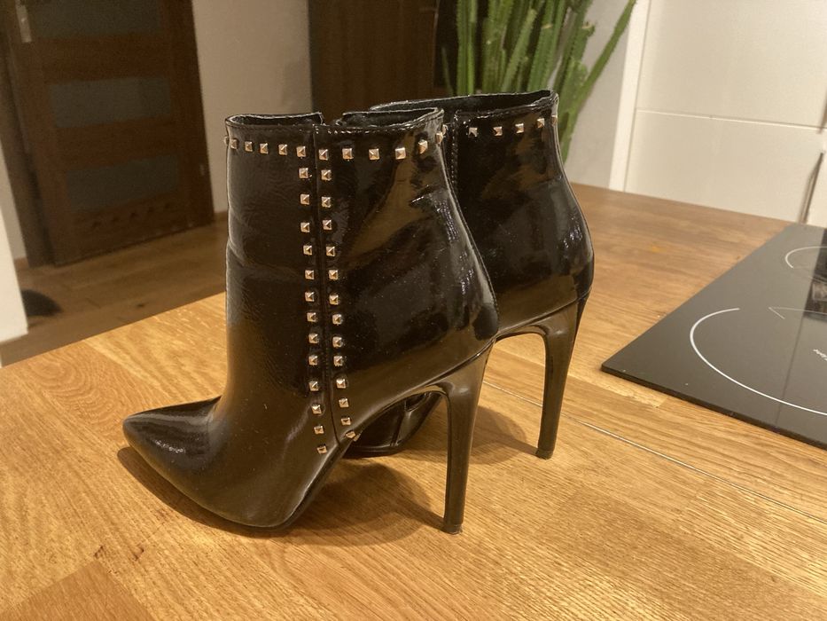 Lakierkowe z ćwiekami szpilki botki prima moda