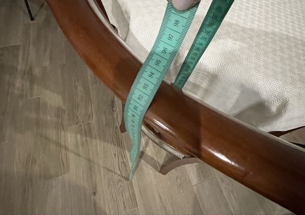 Mesa e 6 cadeiras em cerejeira. Estofadas recentemente , posso vender as cadeiras sem a mesa .