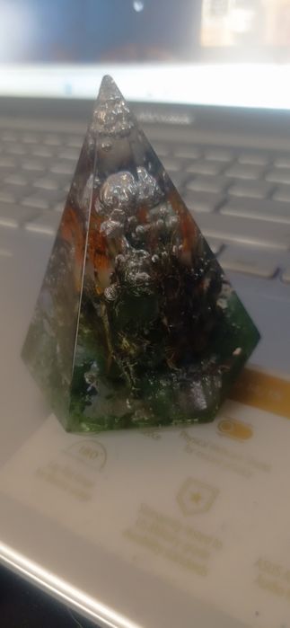 Vendo pirâmide de 7cm em resina