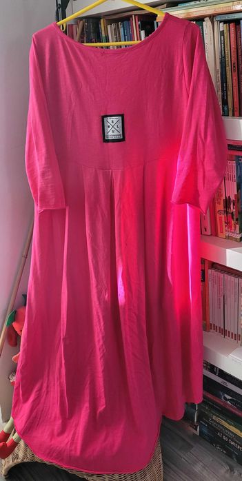 Bluzka z dłuższym tyłem "BY LOVE ME". Rozmiar uniwersalny.