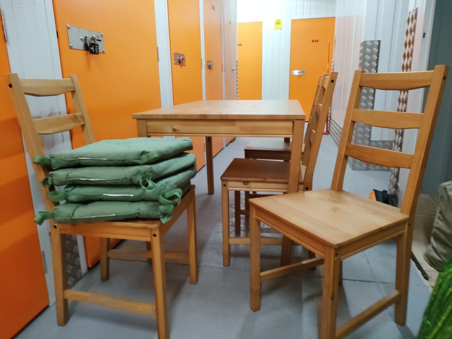 Vende-se Mesa e Cadeiras com pouco uso - Almofadas incluídas