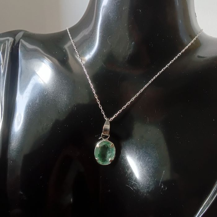 Fio em prata 925 com esmeralda natural, acompanhado de certificado