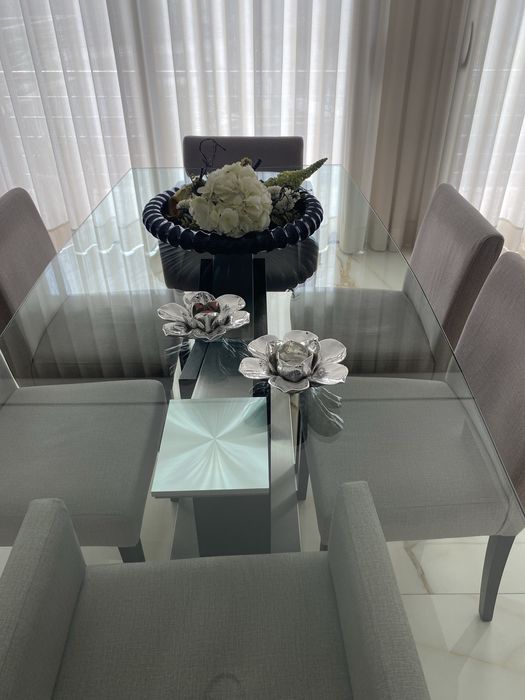 Conjunto de sala: mesa de vidro, 4 cadeiras e 2 poltronas