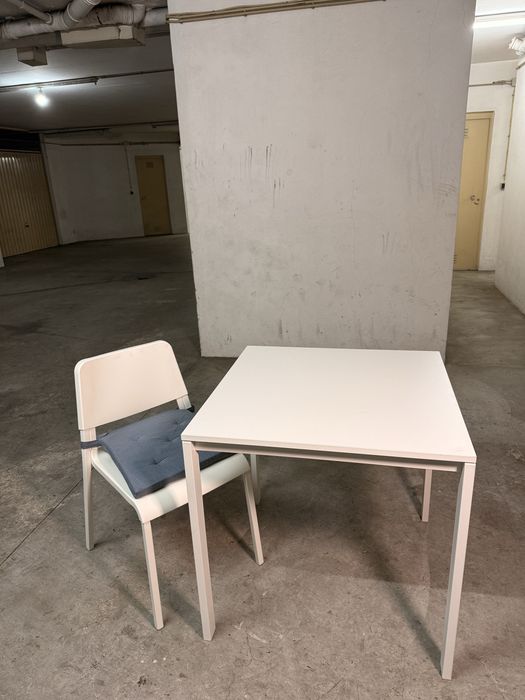Mesa e cadeira da ikea