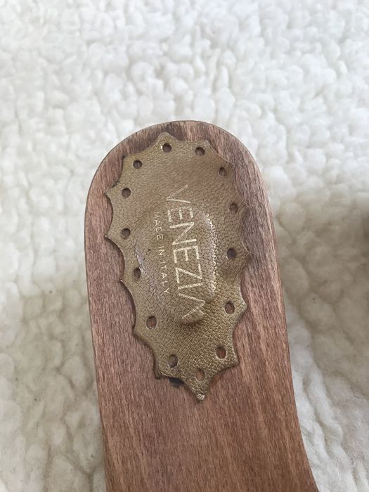 Drewniane brązowe eleganckie klapki na średnim obcasie vintage Venezia