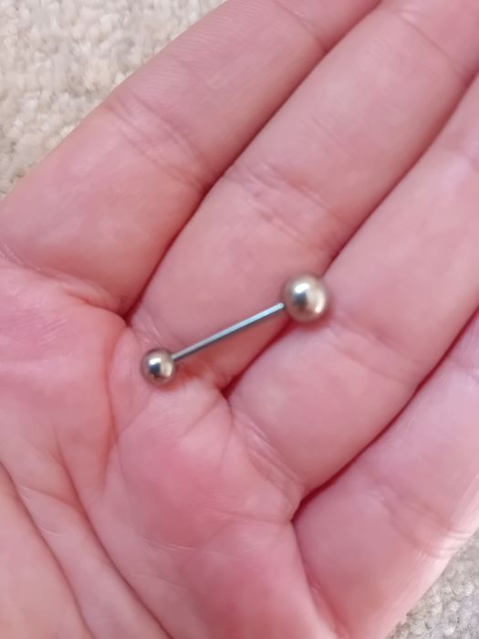 Piercings em aço cirúrgico e em titanium novos