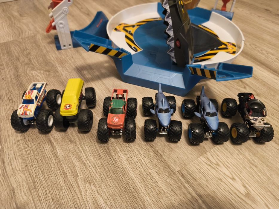 Hot wheels tor wyrzutnia  arena rekina monster trucks