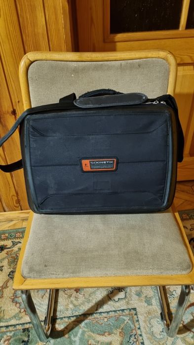 Niezwykle przemyślana torba- teczka Kinetik 15.4