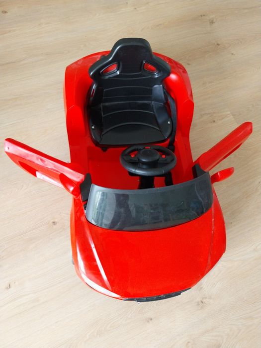 Czerwone auto na akumulator