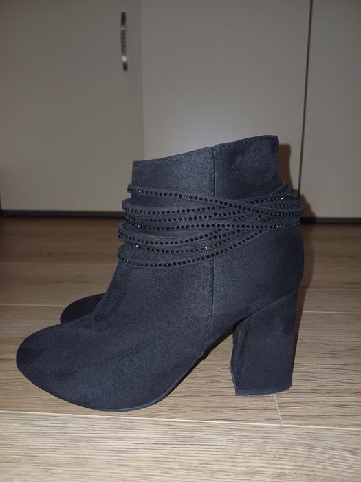 Ботинки жіночі на каблуку