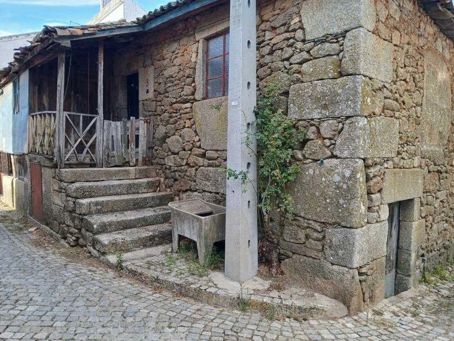 Casa de Aldeia para restauro
