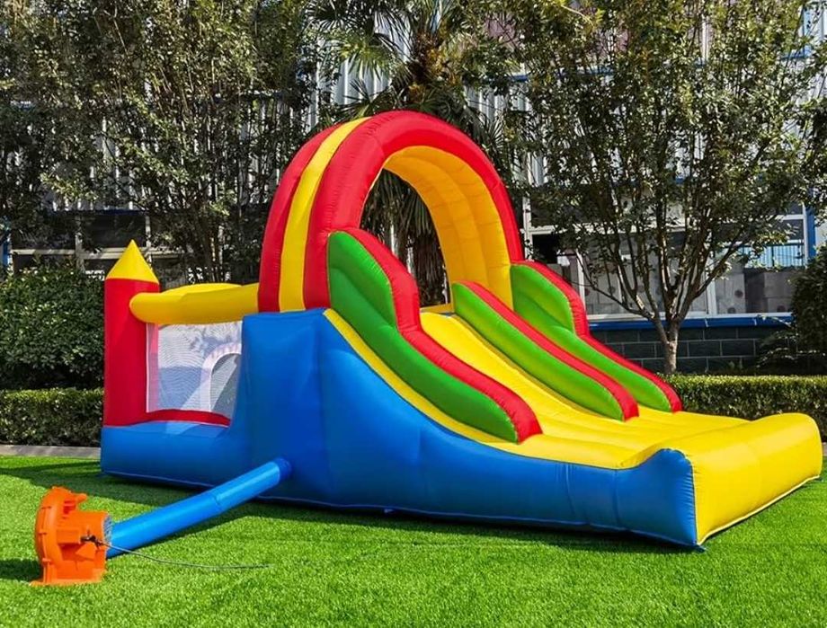 Entretenimento infantil insuflável