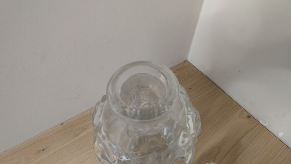 Szklana karafka do alkoholu.