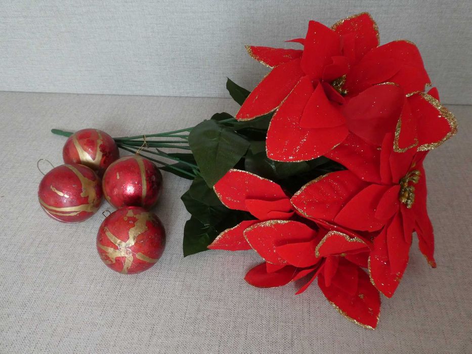 Conjunto de Natal: Ramo de Flores + 4 Bolas Natal
