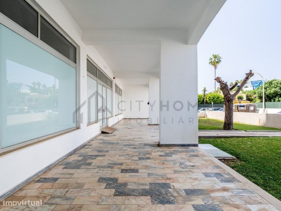 Espaço comercial com piscina e múltiplas possibilidades de negócio ...