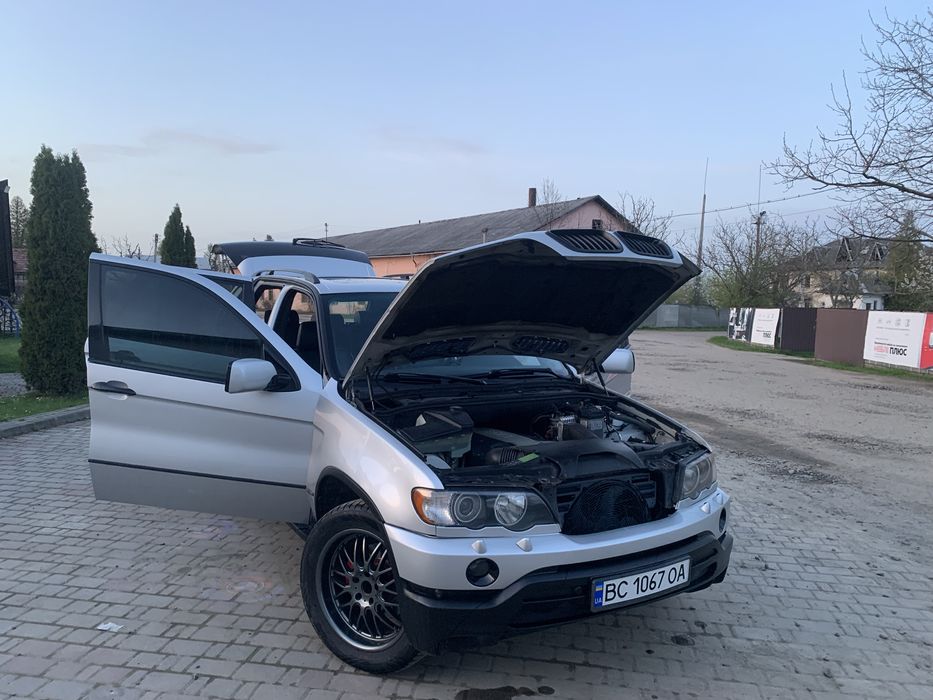 Автомобіль BMW x5 E53