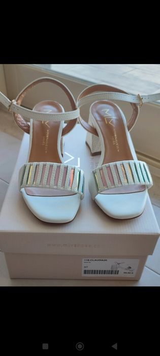 Sandália salto médio, MLV 37, sem uso e confortável