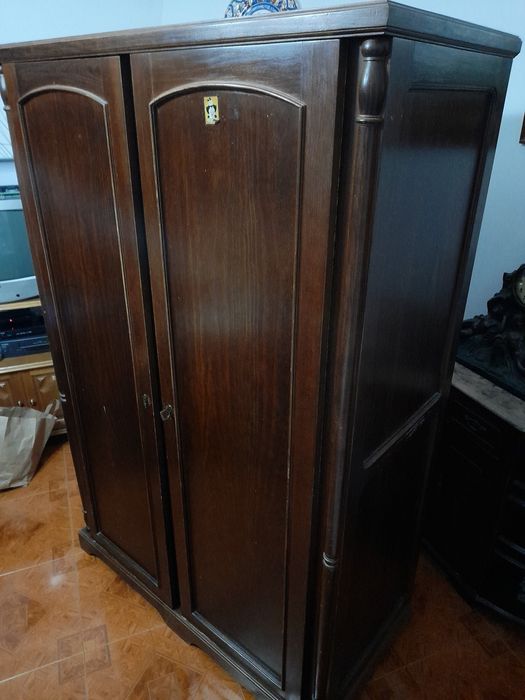 Quarto completo (cama, cómoda, roupeiro, mesa de cabeceira)