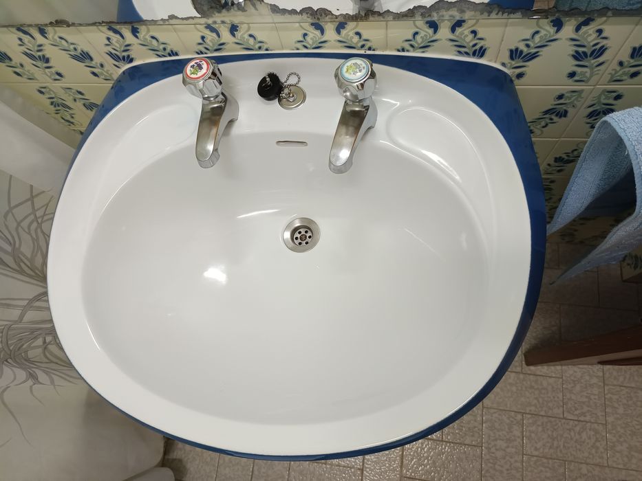 Louças WC azul e branco