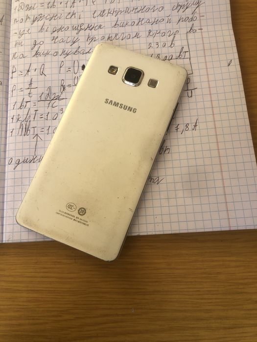 Самсунг а5  в білому колірі