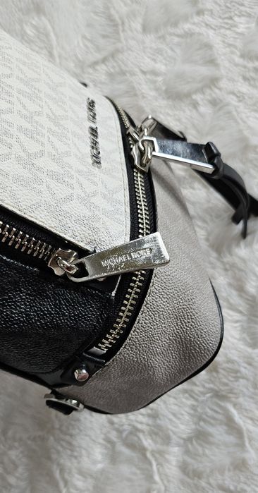 Sprzedam Piękny plecaczek Mini rhea firmy Michael Kors 

Plecacz
