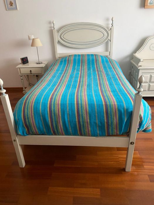 Cama de solteiro de madeira maciça